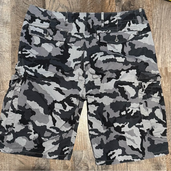 Levi's Men’s black & gray camouflage cargo shorts size 38 - Picture 4 of 12